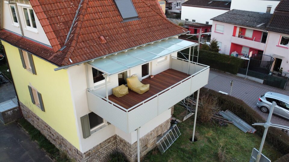 Überdachter Balkon mit Glasdach, aus der Luft aufgenommen