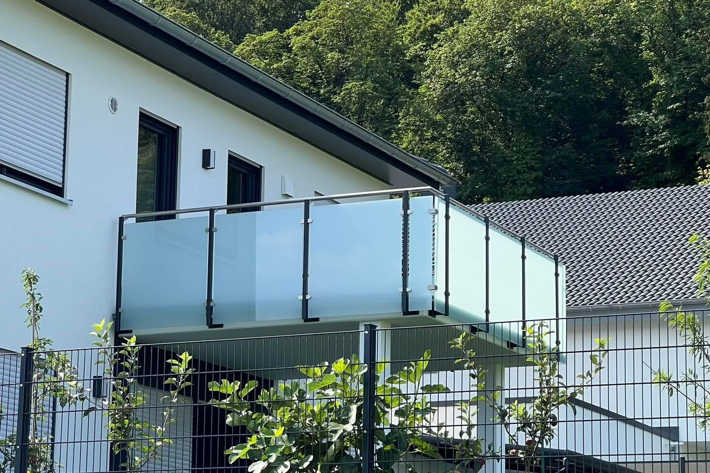 Vorgestellter Balkon mit Edelstahlgeländer und Glasfüllung