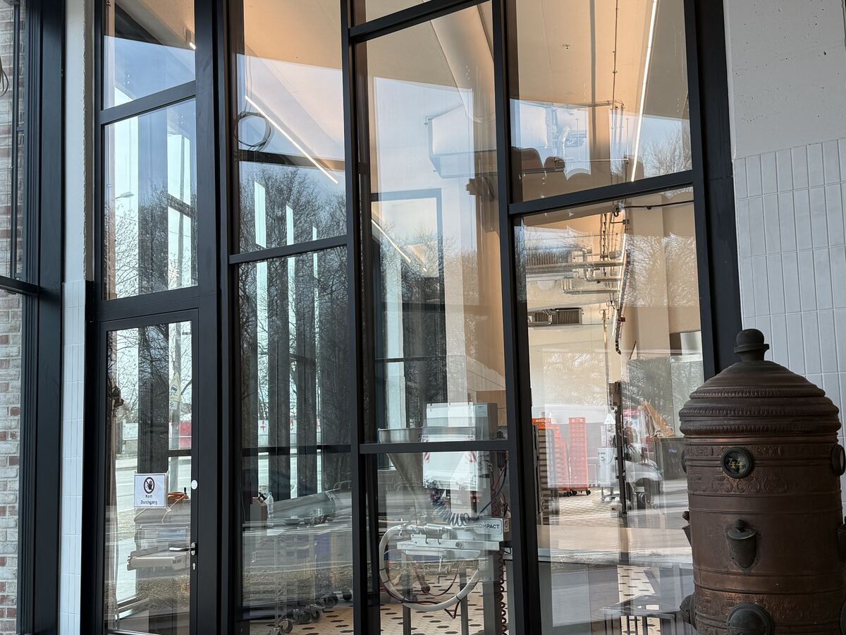 Stahl-Glas-Fassade einer Ladenzeile, Projekt Rischart in München