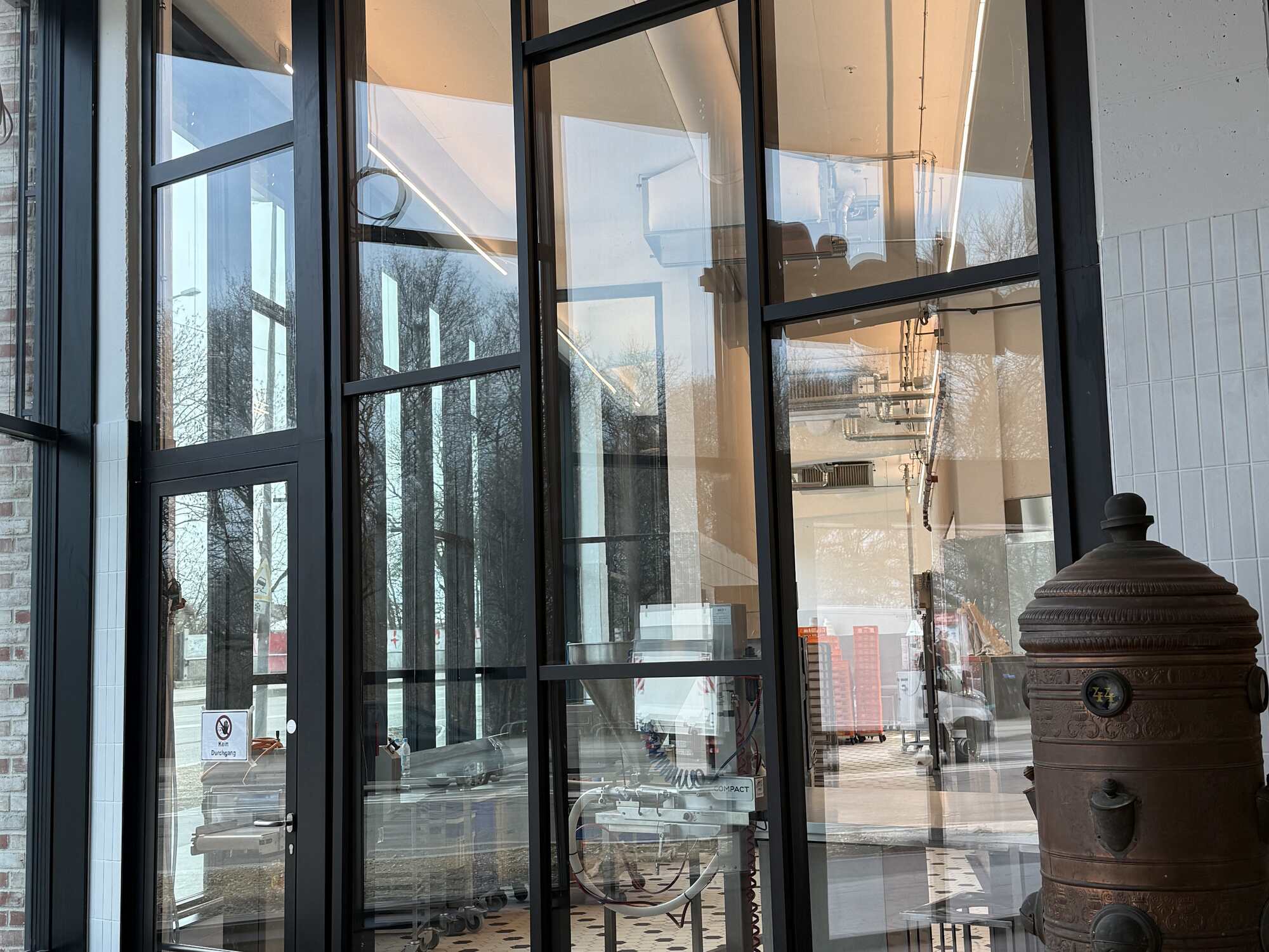 Stahl-Glas-Innenfassade mit Blick in die Backstube