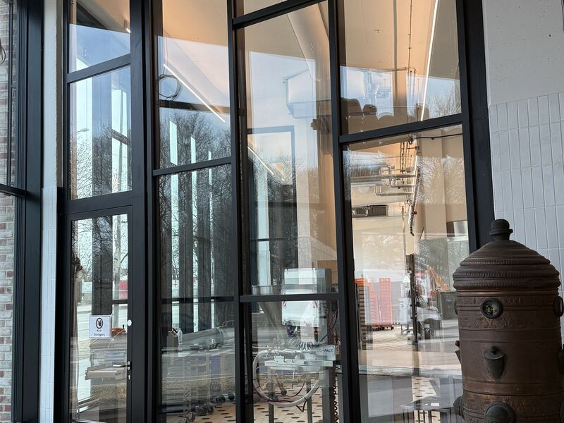 Stahl-Glas-Innenfassade mit Blick in die Backstube