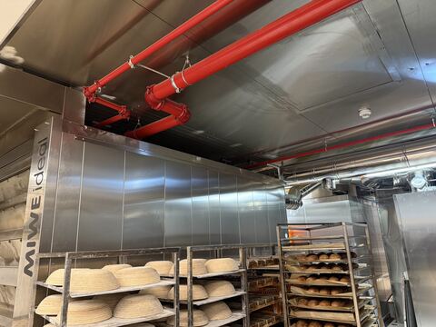 Backstube hinter der Verglasung mit Edelstahlverkleidung