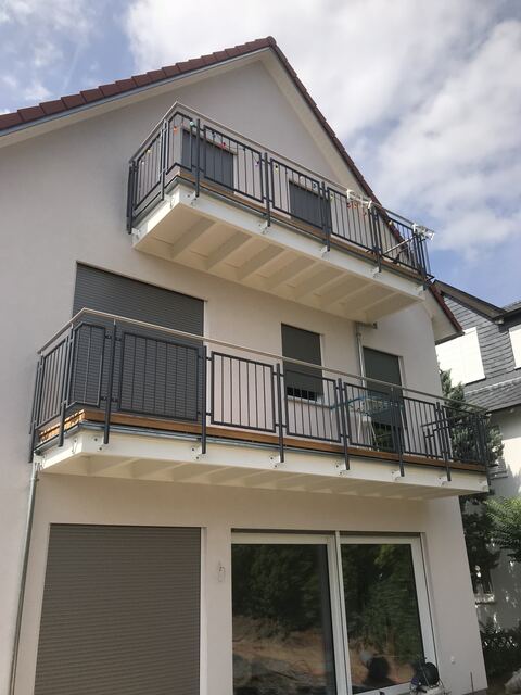 Balkone mit Stahlgeländer am Einfamilienhaus