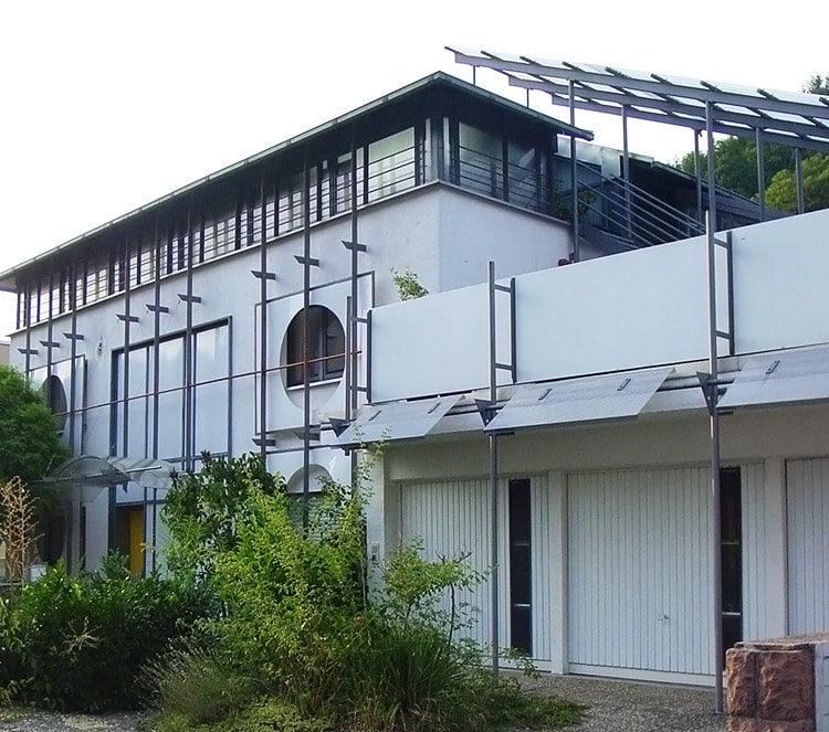 Gebäude mit vorgehängter Stahl-Unterkonstruktion und Fassadenverkleidung
