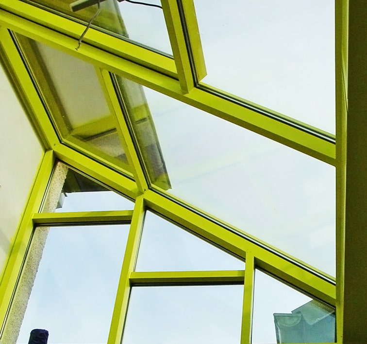 Gelb lackierte Stahl-Glas-Konstruktion einer Gebäudefassade
