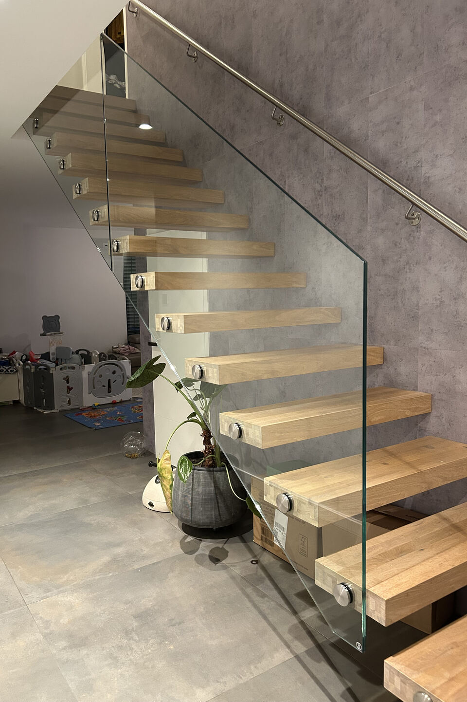 Freitragende Treppe mit Holzstufen und Glasgeländer