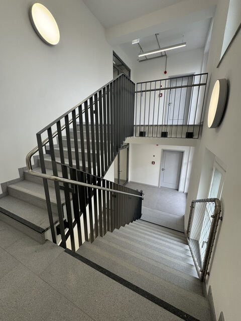 Stahlgeländer im Treppenhaus eines Wohngebäudes
