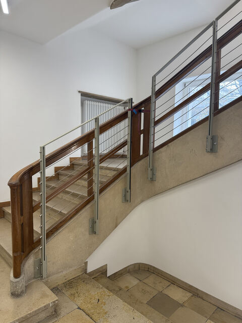 Treppenhausgeländer aus Edelstahl mit Holzhandlauf
