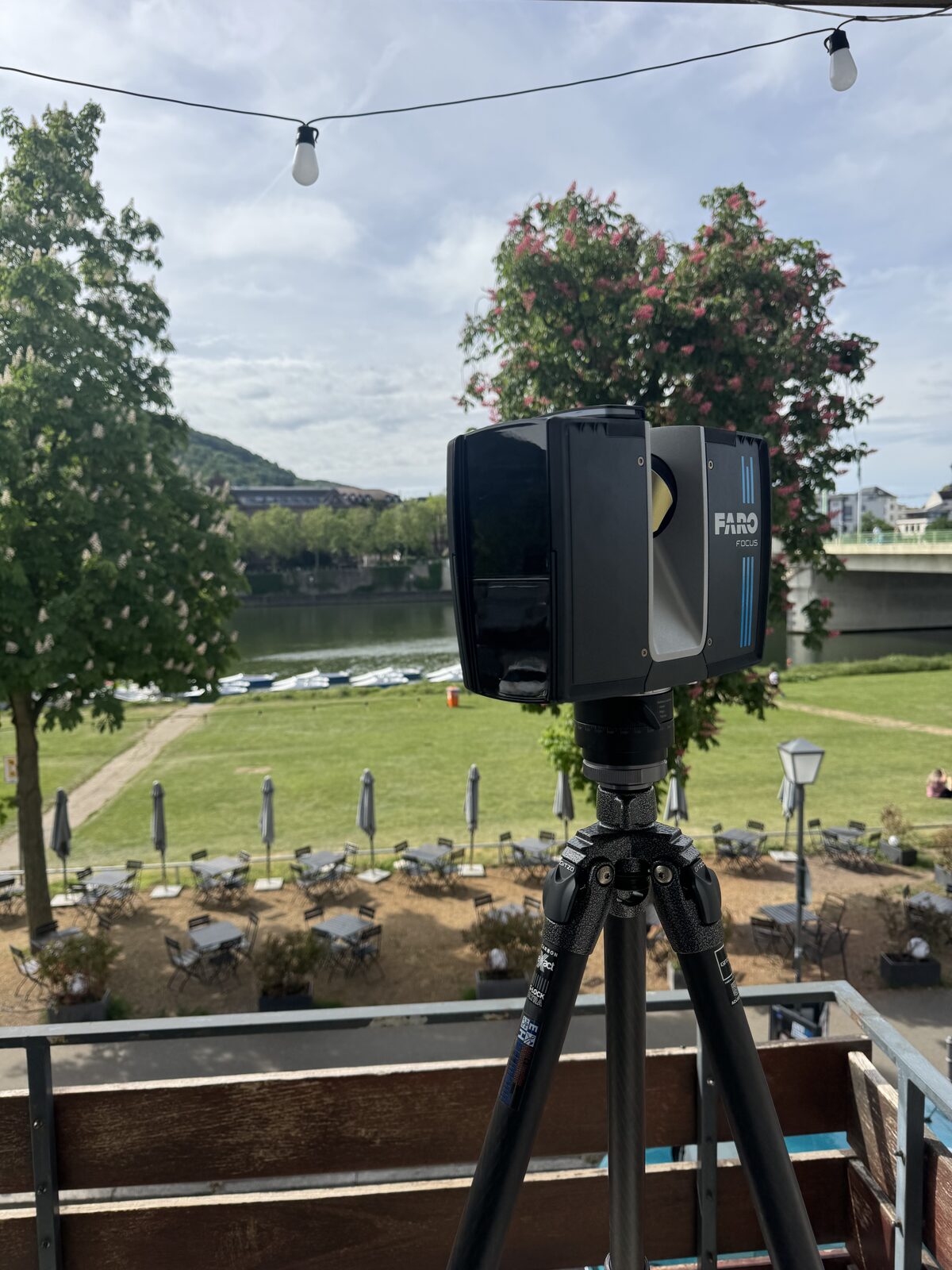 FARO Laserscanner bei der Vermessung am Neckar vor dem Heidelberger Hang