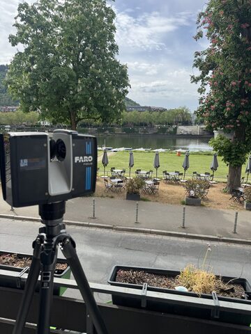 Faro-Laserscanner auf dem Stativ bei der Bestandsaufnahme am Neckarufer