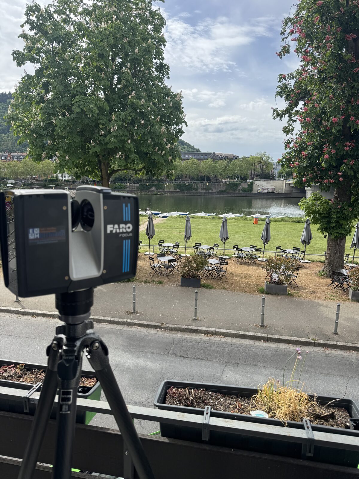 FARO Laserscanner auf dem Stativ während der Aufnahme des Bestands