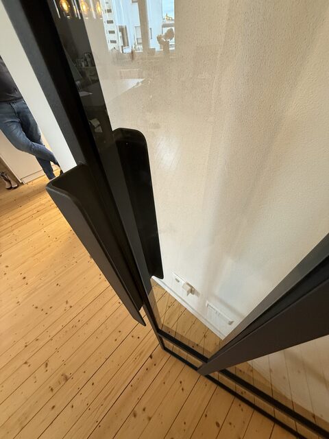 Detail von Glasfeld und Griff einer Lofttür aus der Untersicht