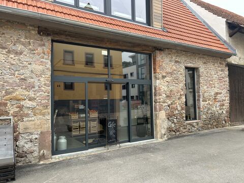 Stahl-Glas-Schaufensteranlage in einer Natursteinfassade