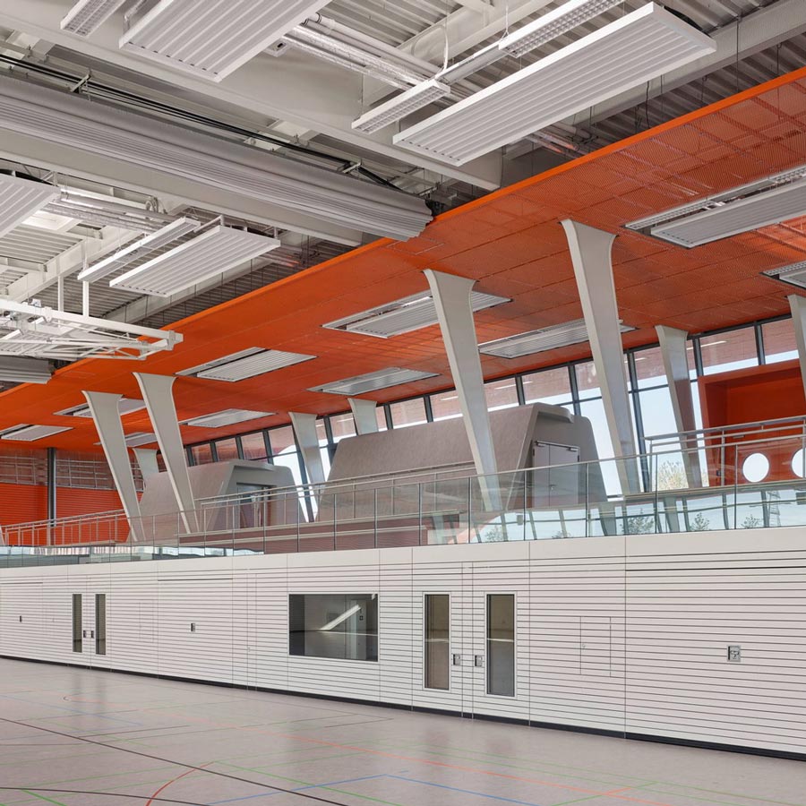 Metall-Innenwand mit Türen und Fensterband in einer Sporthalle