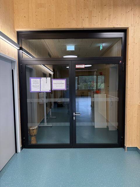 Türanlage am Zugang eines Schulflurs