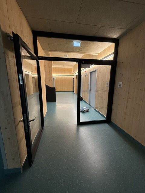 Außentür des Schulgebäudes mit Oberlicht