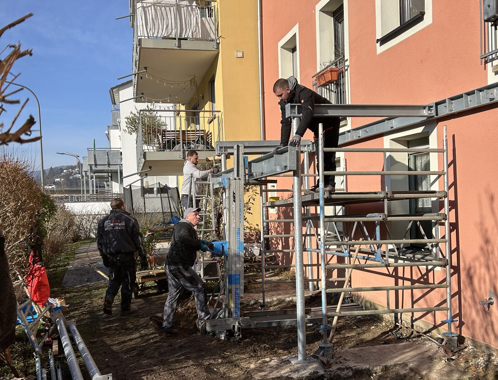 Das Herrmann-Team bei der Montage einer Balkonanlage in Heidelberg