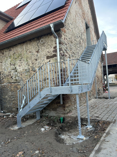 Podest und Wandanschluss der Treppe von der Seite