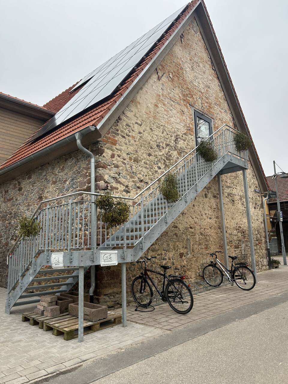 Außentreppe aus Stahl mit Podest an einem Scheunengebäude