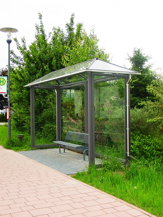Freistehende Überdachung einer Bushaltestelle aus Stahl und Glas