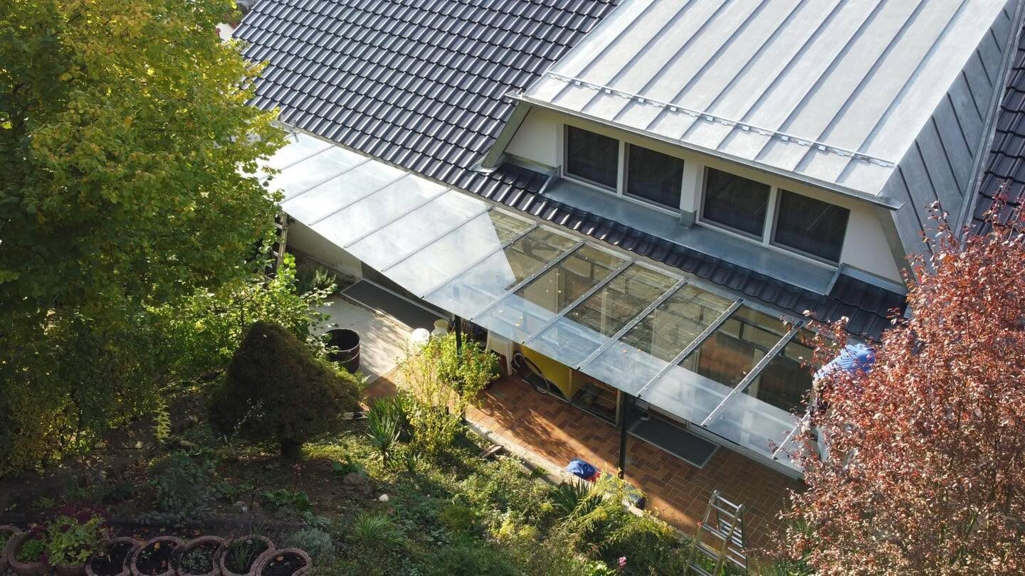 Glasüberdachung als Anbau an ein Wohnhaus