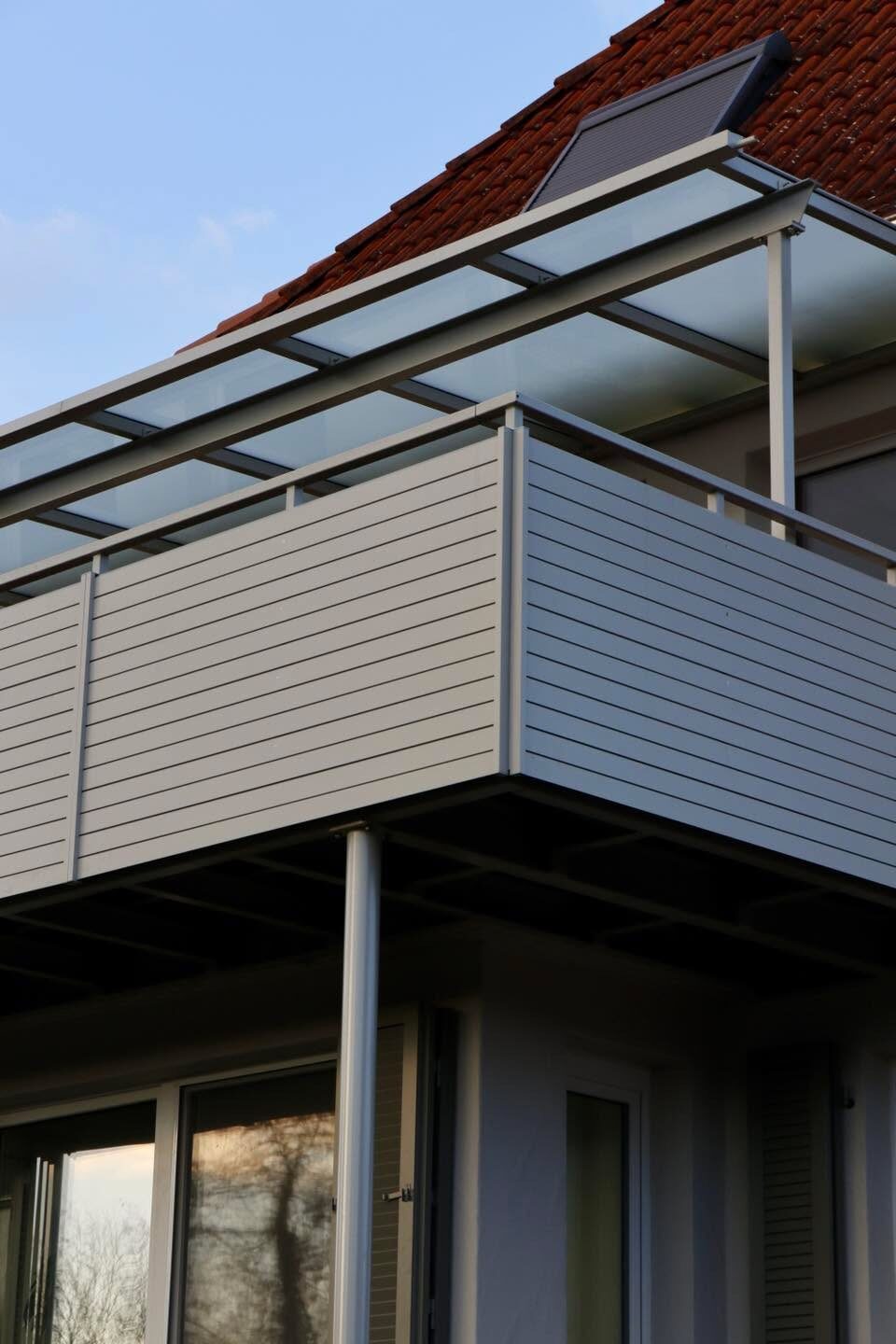 Terrassenüberdachung aus Stahl und Glas über einem Balkon